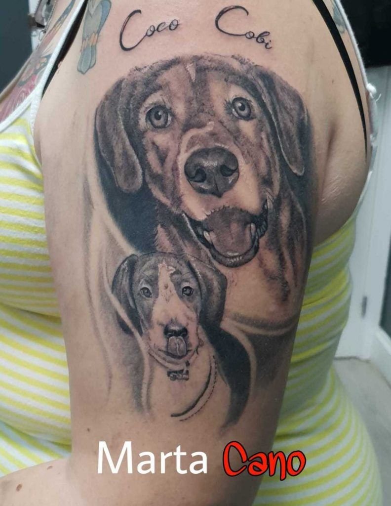 Tatuaje retrato de dos perros estilo realismo en el brazo