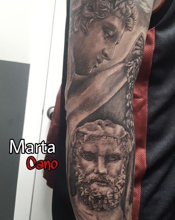 Tatuaje personajes de la mitología griega estilo realismo en el brazo