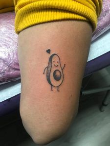 Tatuaje aguacate en la pierna