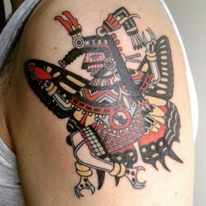 tatuaje de hombre tribu old school en el brazo
