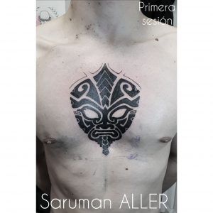 tatuaje estilo maorí o isleño en el pecho