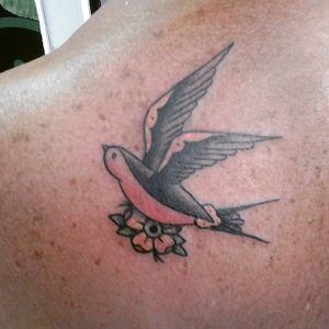 tatuaje pajaro gorrion estilo minimalismo