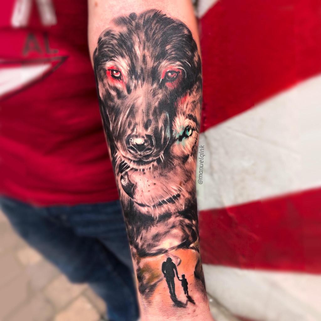 Tatuaje de un perro y un lobo estilo realismo en el antebrazo