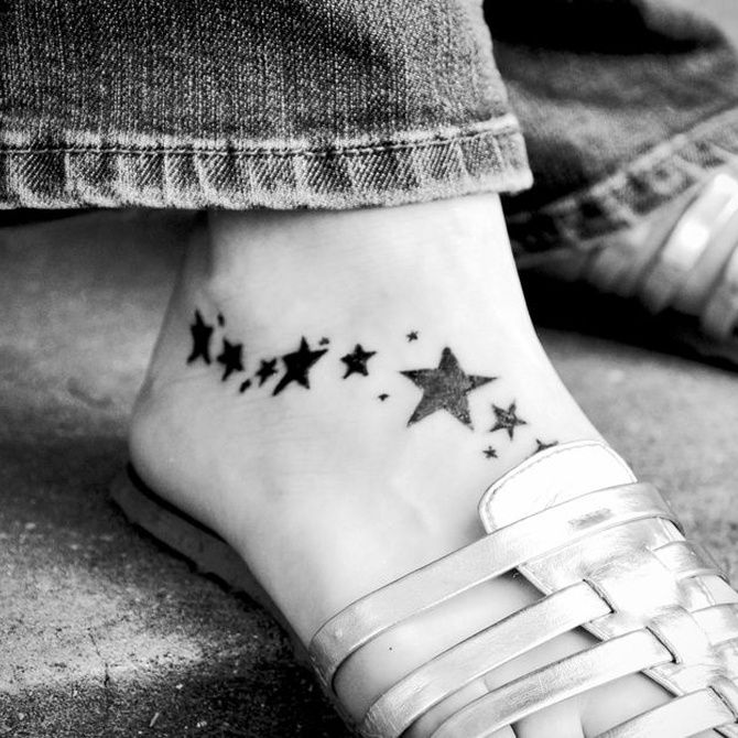Tatuaje de estrellitas en el pie