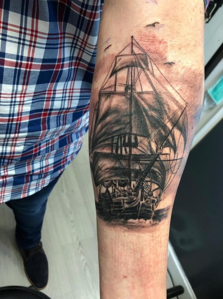 Tatuaje barco pirata estilo realismo en el antebrazo