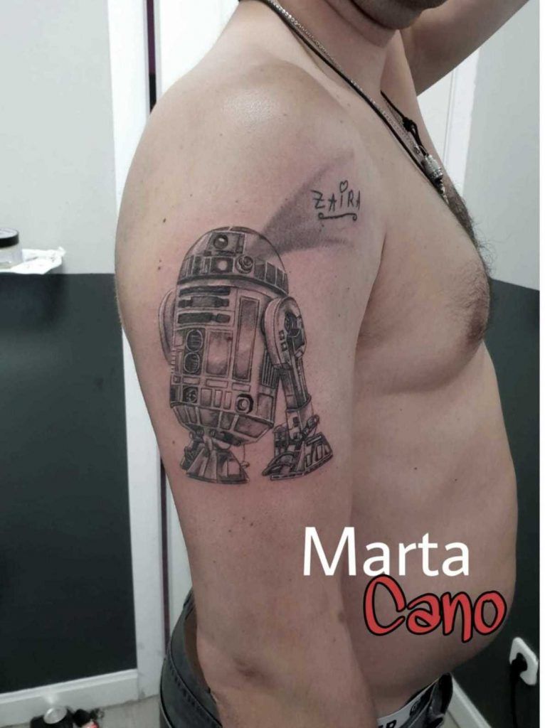 Tatuaje del personaje R2-D2 estilo realismo