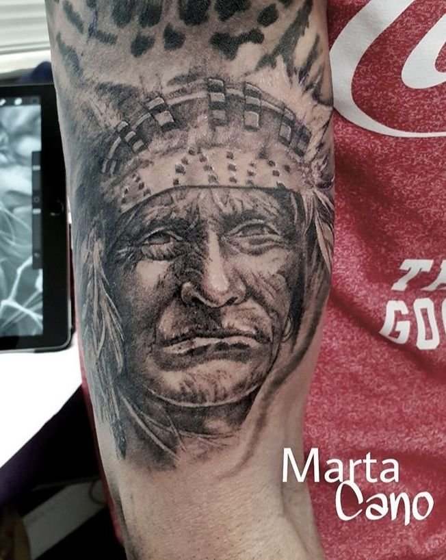 Tatuaje retrato estilo realismo en el brazo