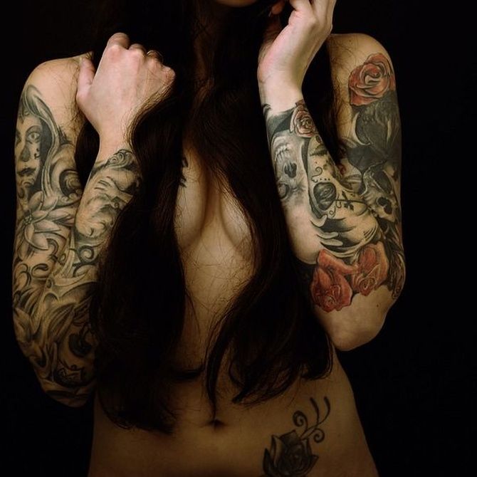 Chica con muchos tatuajes en los brazos