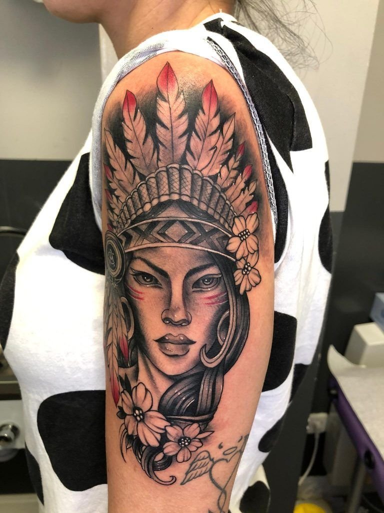 Tatuaje de una indígena en el brazo estilo realismo