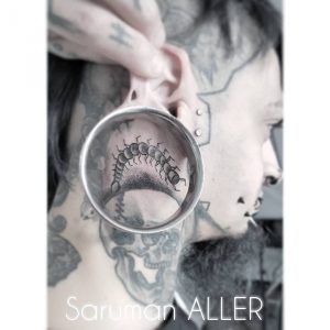 tatuaje minimalista de cien pies en la oreja