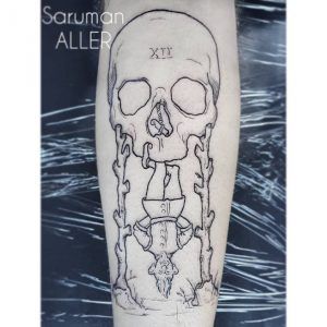 Hombre colgando boca abajo en un columpio de calavera