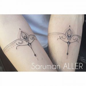 Tatuaje brazalete estilo minimalista en el antebrazo