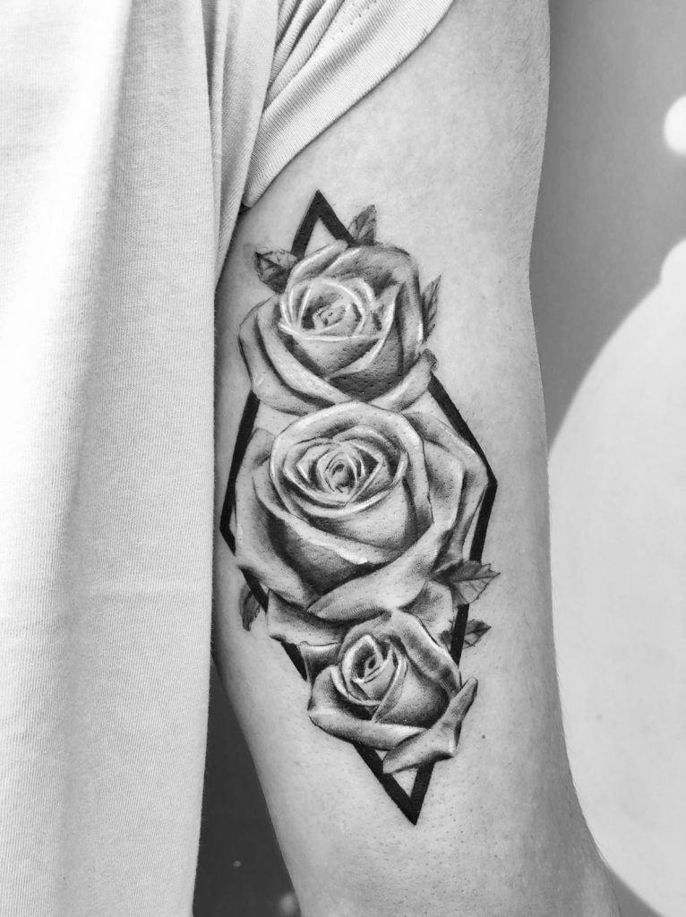 Tatuaje rosas estilo realismo en el brazo