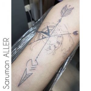 Tatuaje brújula minimalista en el antebrazo