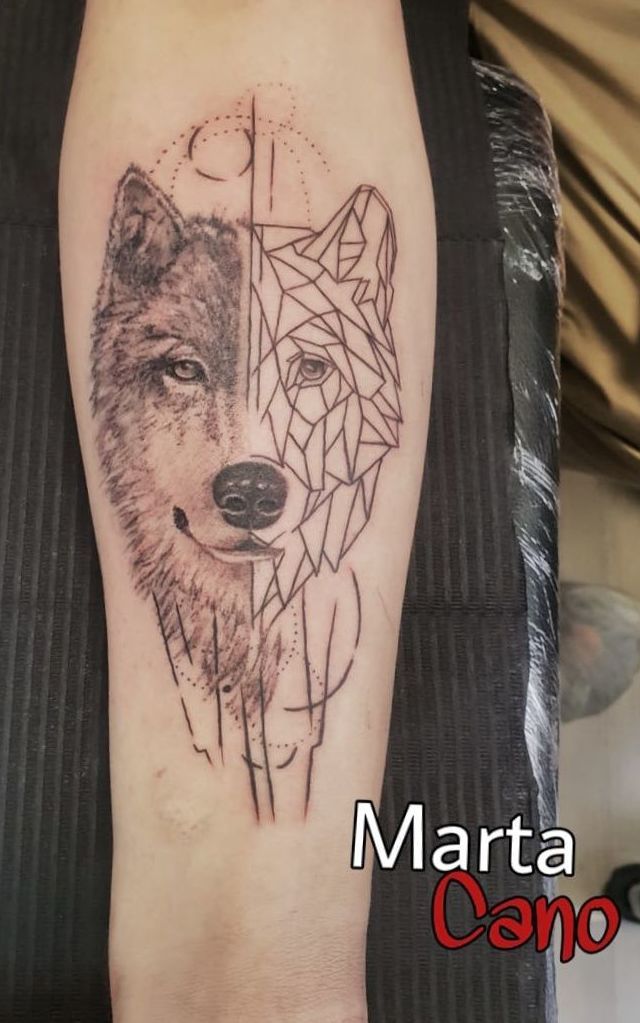 Tatuaje lobo mitad estilo realismo mitad estilo minimalista con líneas finas en la pierna