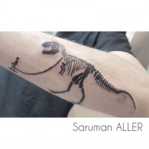 tatuaje dinosaurio como mascota minimalista