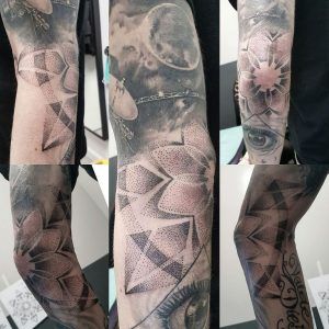 Tatuaje mandala en el codo estilo minimalista con efecto puntillismo