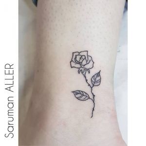 Tatuaje minimalista de una flor