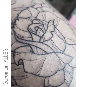 Tatuaje minimalista de una rosa
