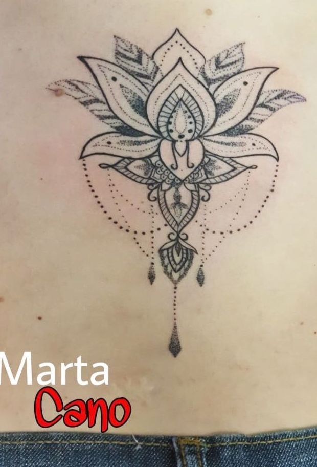 Tatuaje flor de loto mandala estilo minimalista con líneas finas