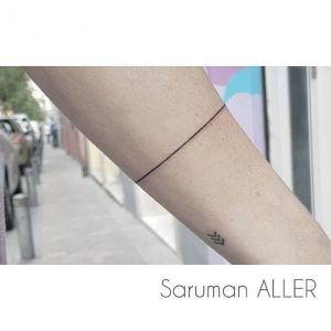 tatuaje línea fina en el brazo