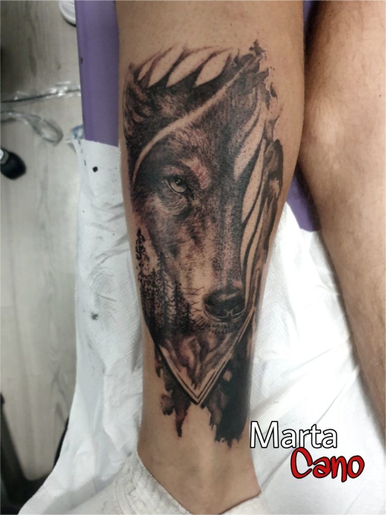 Tatuaje lobo estilo realismo en la pierna