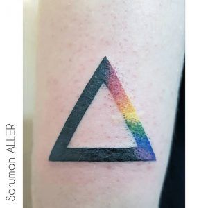 Tatuaje minimalista a color triangulo