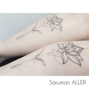 tatuaje minimalista de flor en la pierna