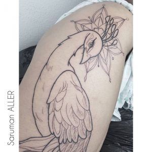 Tatuaje de línea fina de un pavo real