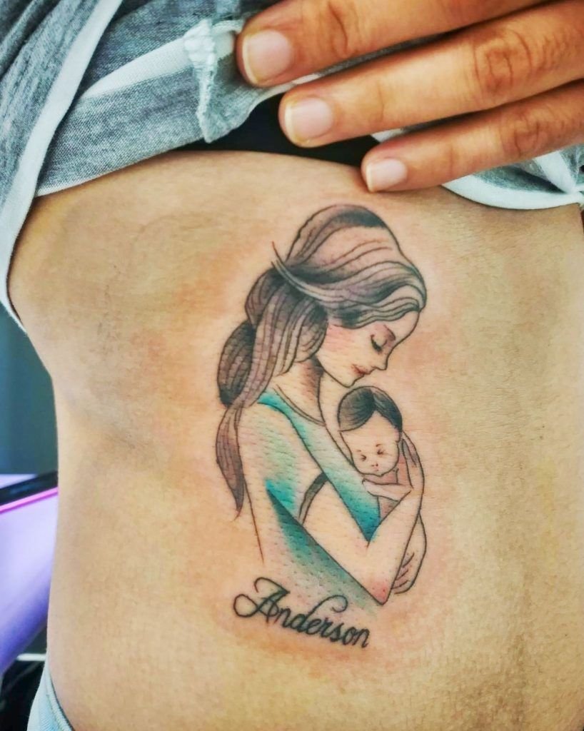 Tatuaje de una madre sosteniendo un bebe estilo minimalista con líneas finas