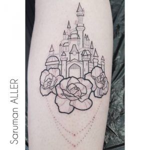 Tatuaje minimalista de un castillo junto a unas rosas