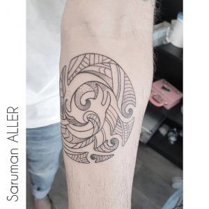 Tatuaje circular minimalista black wor con diseño tribal