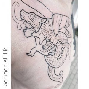 Tatuaje minimalista de un Charizard