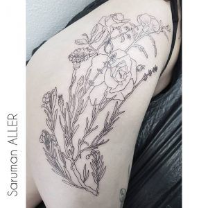 Tatuaje minimalista de un conjunto de Flores