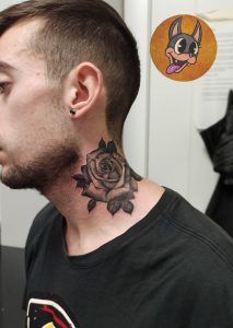 Tatuaje rosa en el cuello estilo realismo