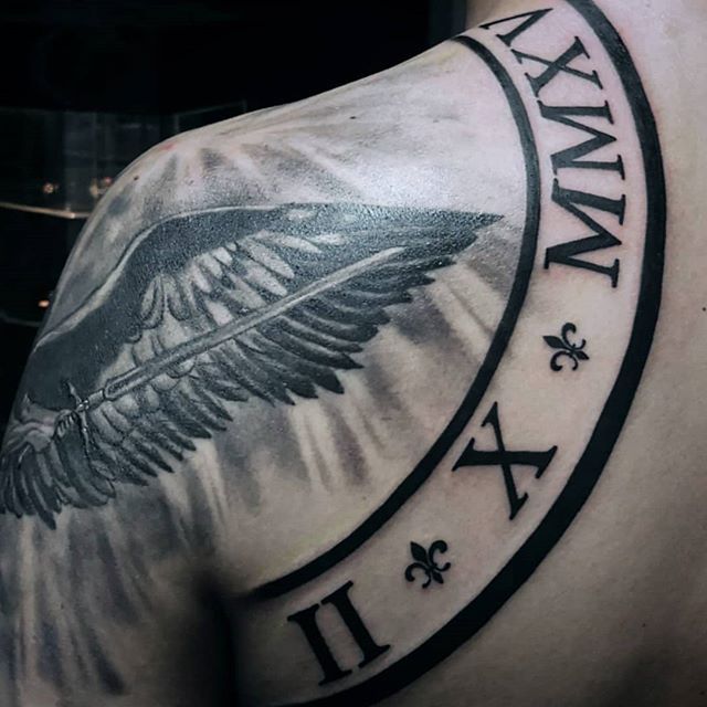 tatuaje romano con alas en el hombro