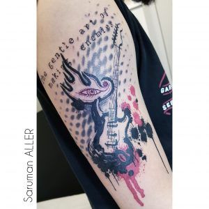 tatuaje trash polka de guitarra eléctrica