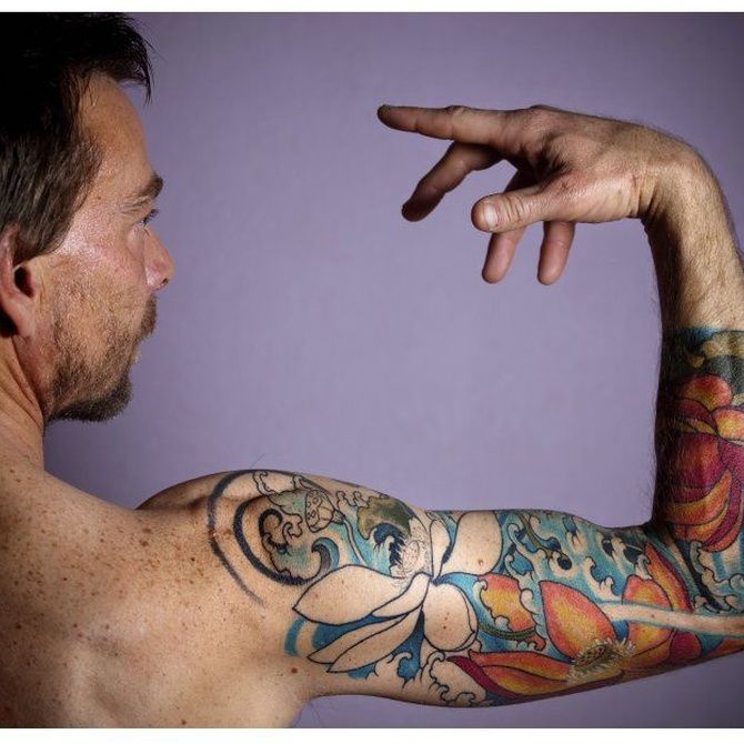 Tatuaje a color en el brazo