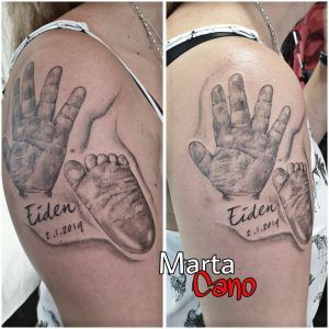 Tatuaje de la palma de la mano y del pie estilo realismo en el brazo