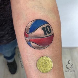 Tatuaje de un balón de vóleibol estilo realismo en el antebrazo