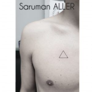 tatuaje minimalista de un triángulo en el pecho