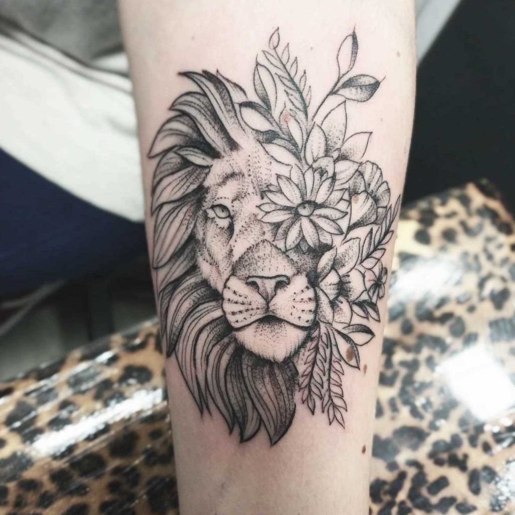 Tatuaje león mitad realismo mitad flores con líneas finas
