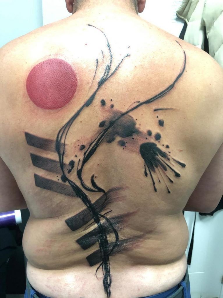 Tatuaje estilo tras polka en la espalda