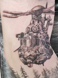 Tatuaje helicóptero estilo realismo en la pierna