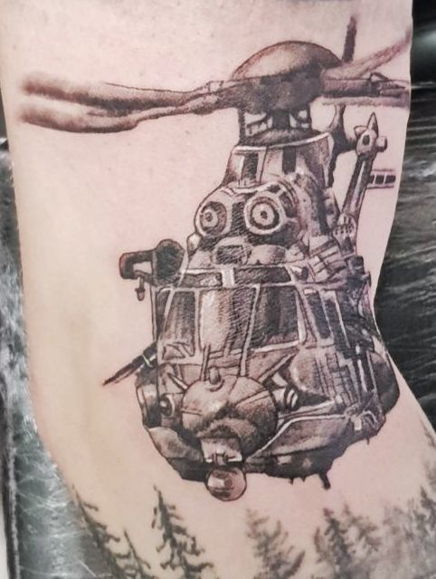 Tatuaje helicóptero estilo realismo en la pierna