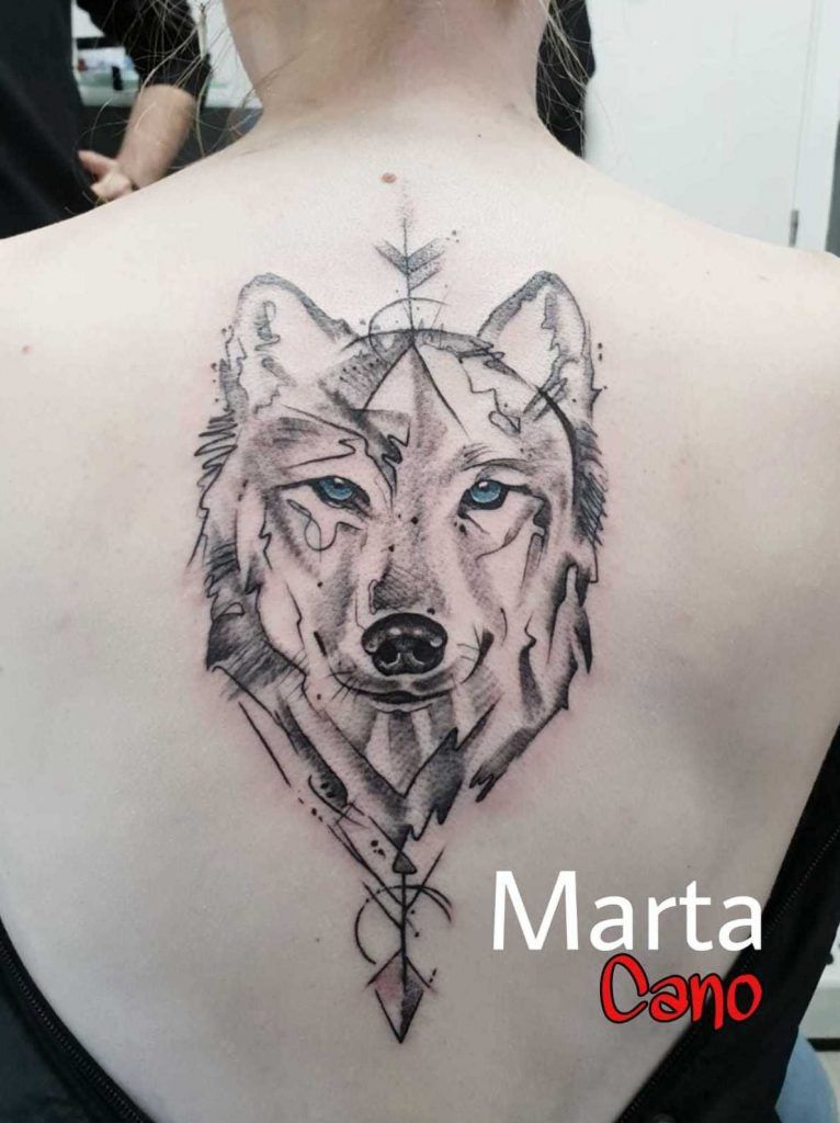 Tatuaje lobo estilo minimalista en la espalda