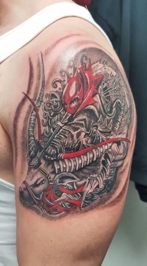 Tatuaje guerrero estilo trash polka en el brazo