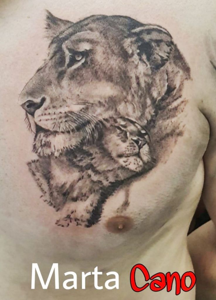 Tatuaje de una leona con su cachorro estilo realismo en el pecho