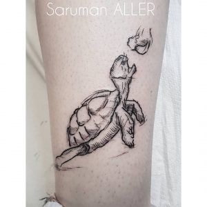 tatuaje de tortuga minimalista