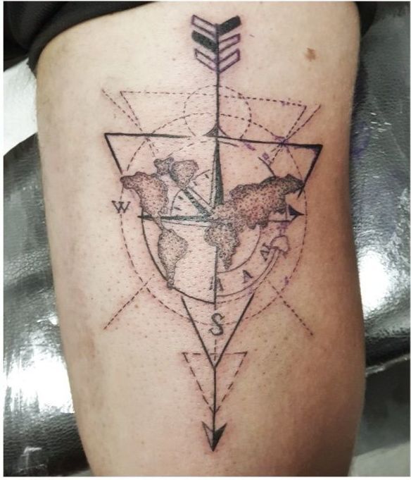 Tatuaje brújula con el mapamundi